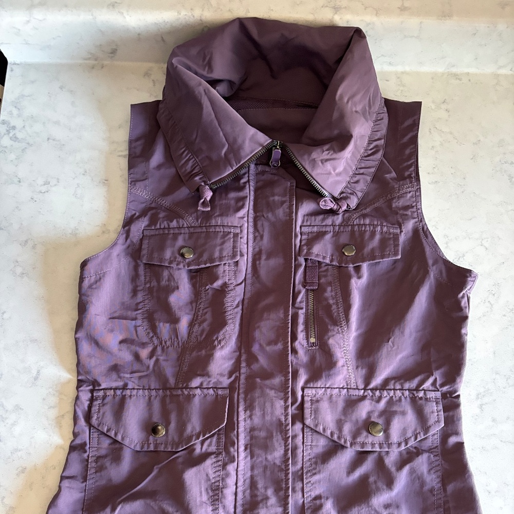 Eddie Bauer travel vest, new, purple, small.